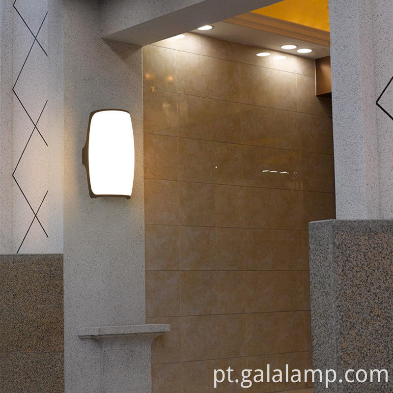 Weather-resistant outdoor garden wall lamp